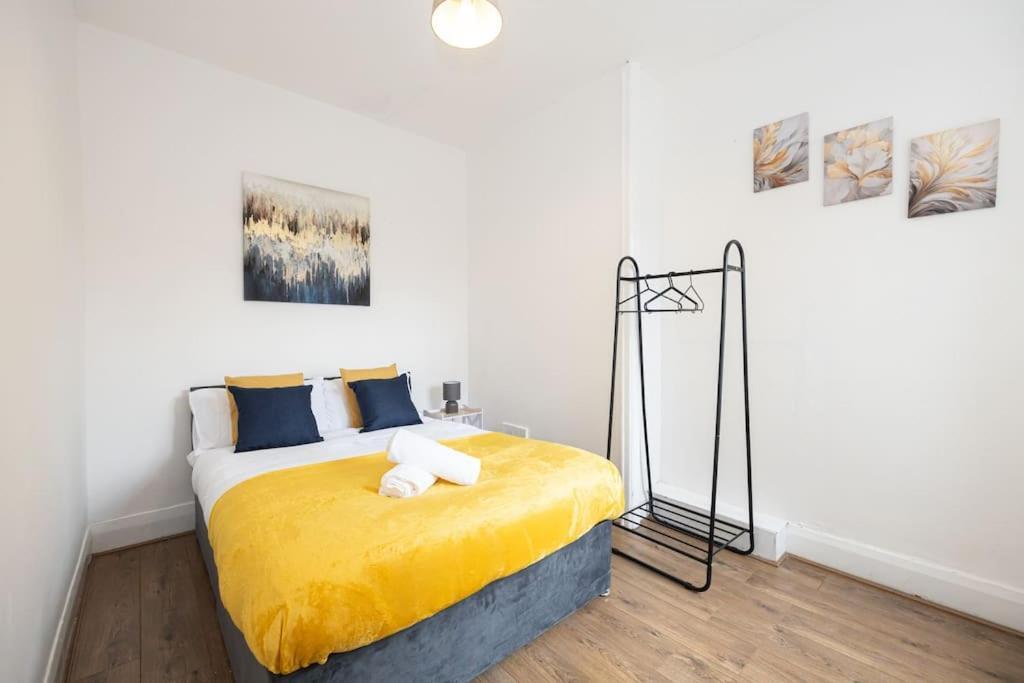 Bright & Modern 3 Bedroom Old Trafford Home Μάντσεστερ Εξωτερικό φωτογραφία