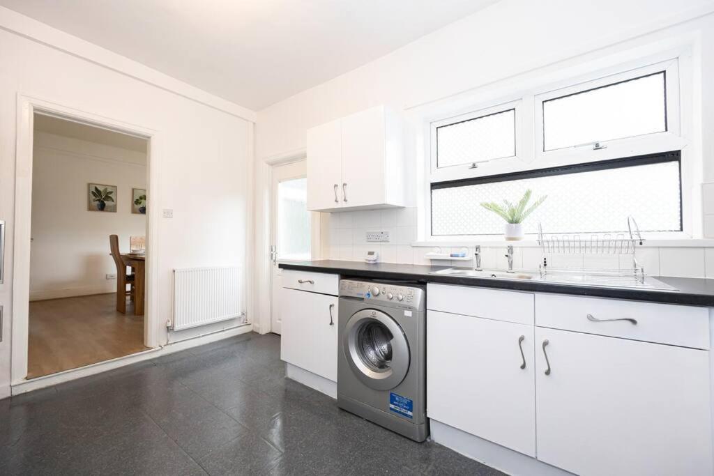 Bright & Modern 3 Bedroom Old Trafford Home Μάντσεστερ Εξωτερικό φωτογραφία
