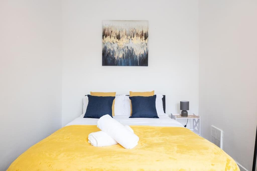 Bright & Modern 3 Bedroom Old Trafford Home Μάντσεστερ Εξωτερικό φωτογραφία