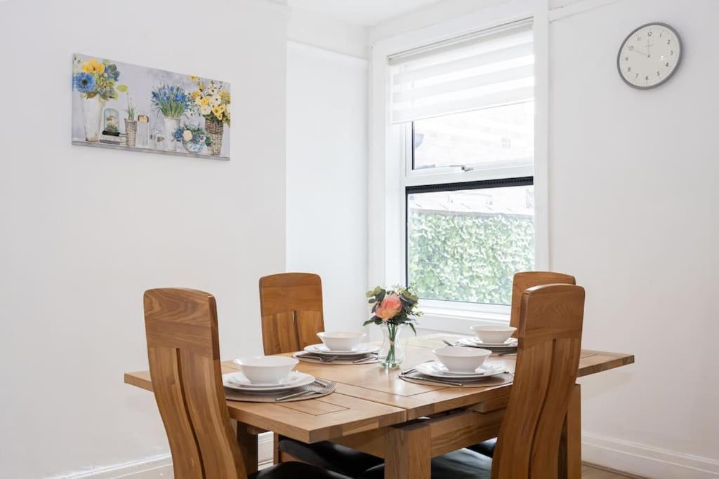 Bright & Modern 3 Bedroom Old Trafford Home Μάντσεστερ Εξωτερικό φωτογραφία
