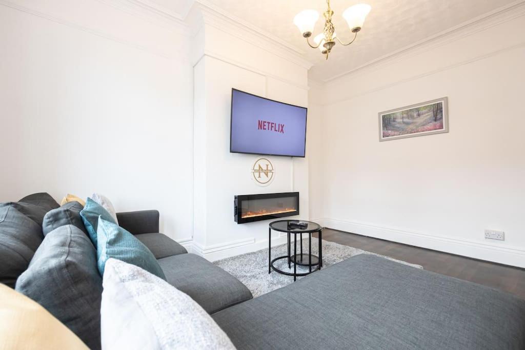 Bright & Modern 3 Bedroom Old Trafford Home Μάντσεστερ Εξωτερικό φωτογραφία