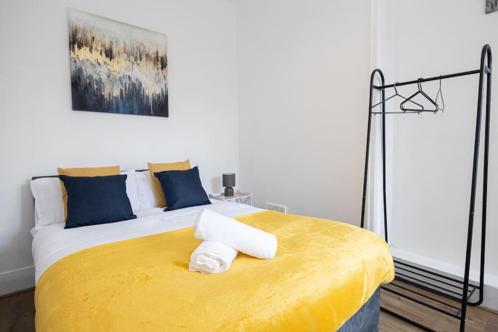 Bright & Modern 3 Bedroom Old Trafford Home Μάντσεστερ Εξωτερικό φωτογραφία